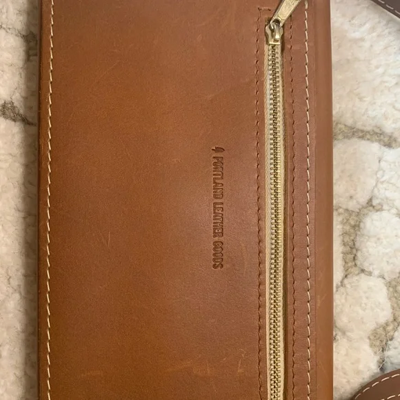 Portland, leather Crossbody - Picture 5 of 12